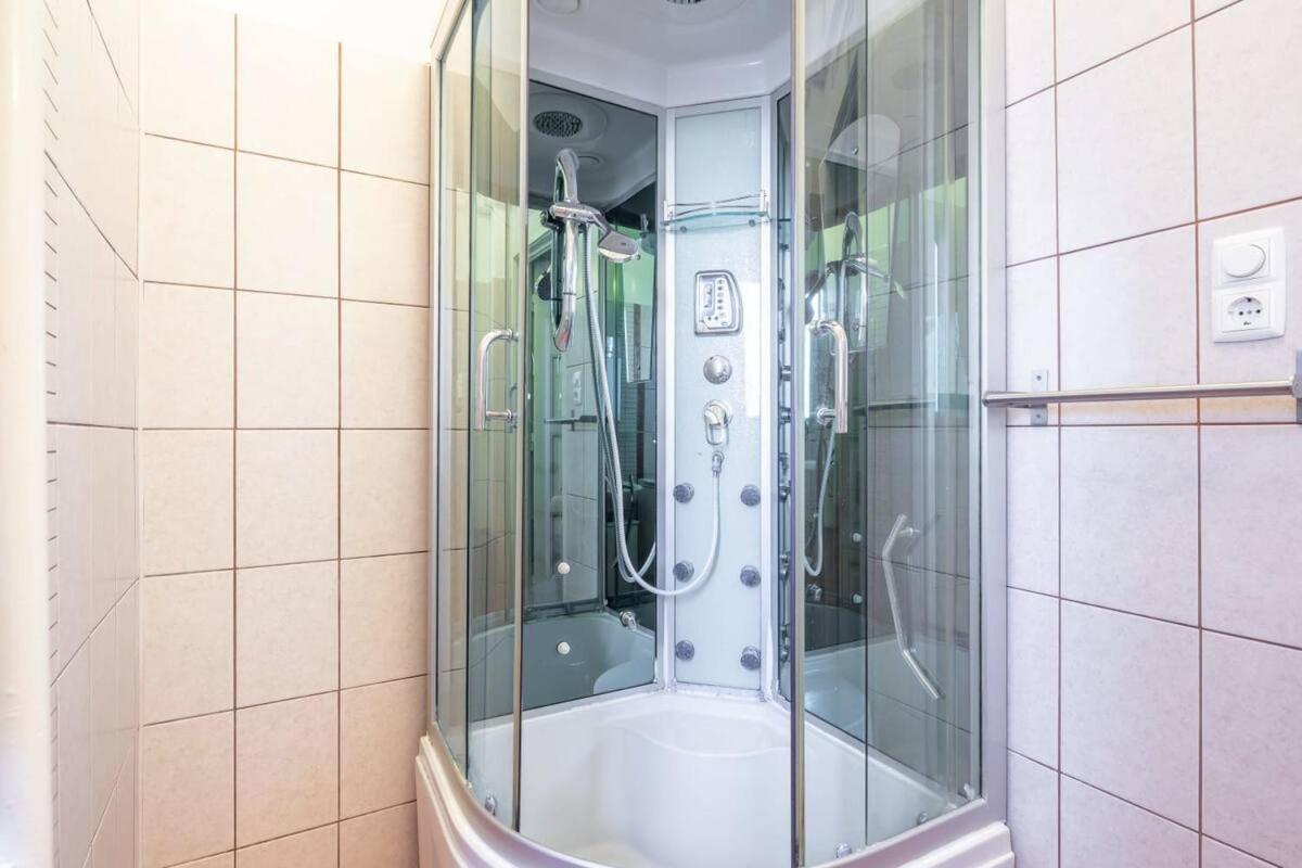 Vamhaz Boulevard Apartments Будапеща Екстериор снимка