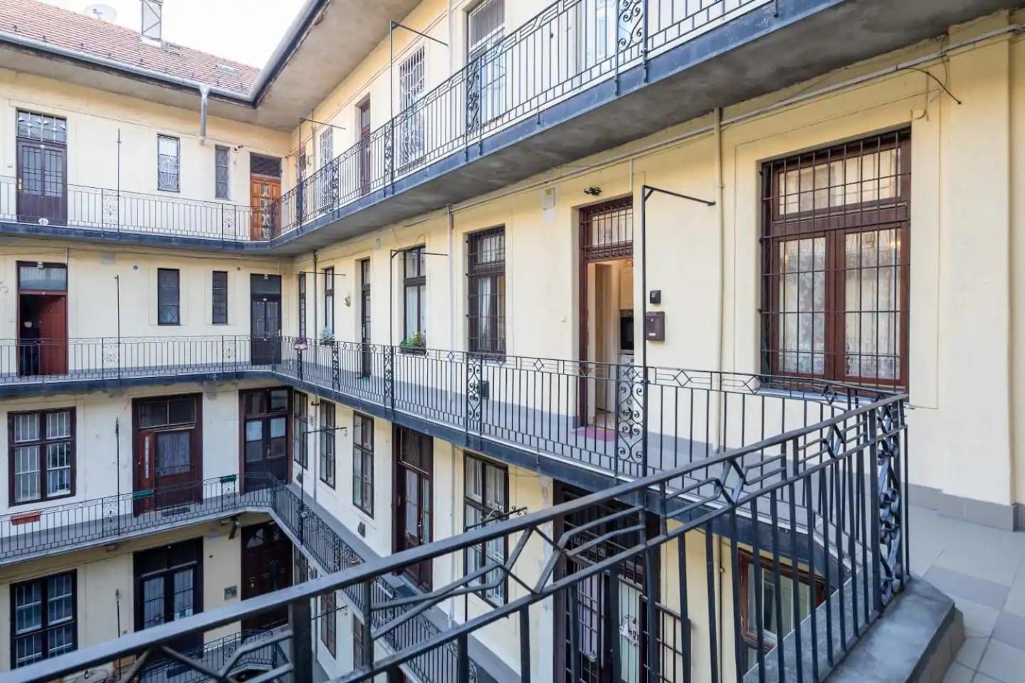 Vamhaz Boulevard Apartments Будапеща Екстериор снимка